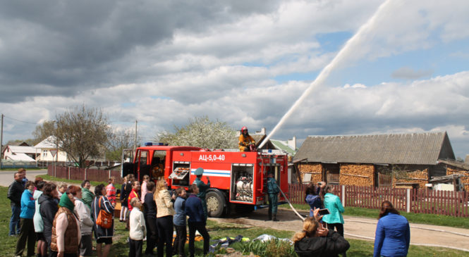 Сотрудники РОЧС встретились с жителями Великого села и продемонстрировали возможности пожарной техники