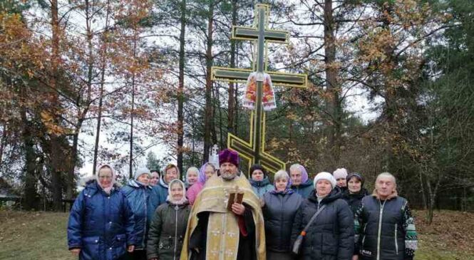 Новы праваслаўны крыж устанавілі і ўрачыста асвяцілі ў Чапялях