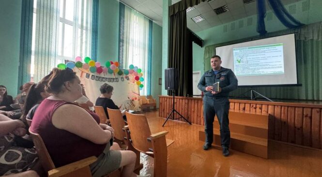 Работники Пружанского районного отдела по чрезвычайным ситуациям принимают активное участие во встречах с родителями