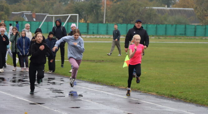 На городском стадионе в Пружанах состоялось открытие районной спартакиады учащихся учреждений общего среднего образования, в рамках которой прошли соревнования по легкой атлетике