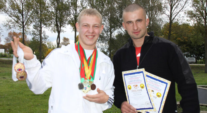 Серебро чемпионата мира и серебро чемпионата Европы по гиревому спорту завоевал пружанец Дмитрий Серый