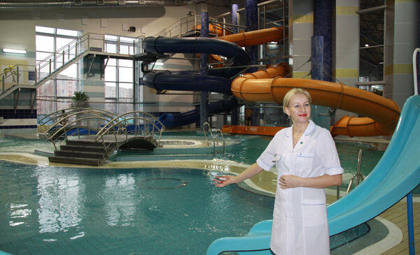 Медицинские работники развеяли мифы о купании в бассейне, но напомнили правила