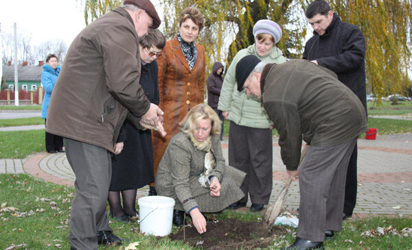 Напротив районной библиотеки посажены дубки в честь певца Станислава Козлова
