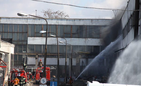 Пожар на территории завода радиодеталей тушили почти 4 часа