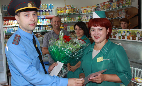 Эта обаятельная женщина помогла задержать грабителя!