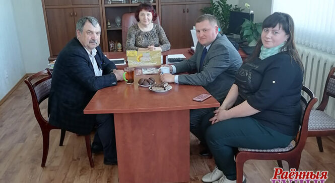 Дэпутат Аляксандр Ляўчук сустрэўся з работнікамі сельгаспрадпрыемстваў і наведаў шматдзетныя сем’і