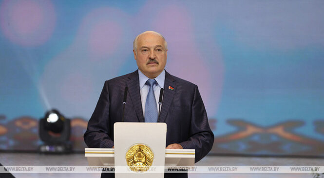 Лукашэнка адкрыў Рэспубліканскі баль выпускнікоў. У гэтым годзе ў яго незвычайны фармат