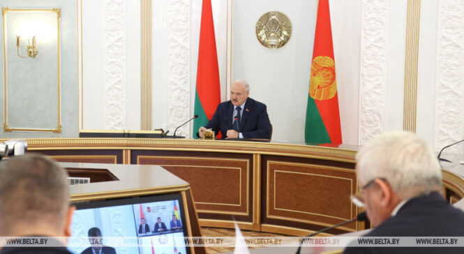 Лукашэнка: камбікорм павінен быць паўнацэнным і трэба разабрацца з цэнаўтварэннем на яго