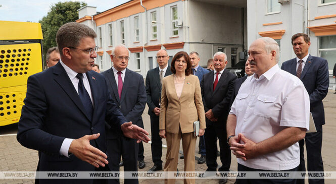 Лукашэнка вывучае сітуацыю з буйнымі мінскімі даўгабудамі і наведвае мотавелазавод