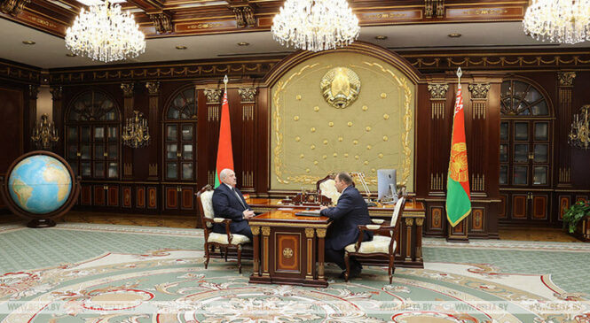 Бесперабойная работа нафтахімічнага комплексу. Лукашэнка прыняў з дакладам кіраўніка «Белнафтахіма»