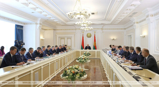 Лукашэнка ацаніў работу эканомікі: «Пакуль слабы задзел для выканання заданняў нават за паўгоддзе»