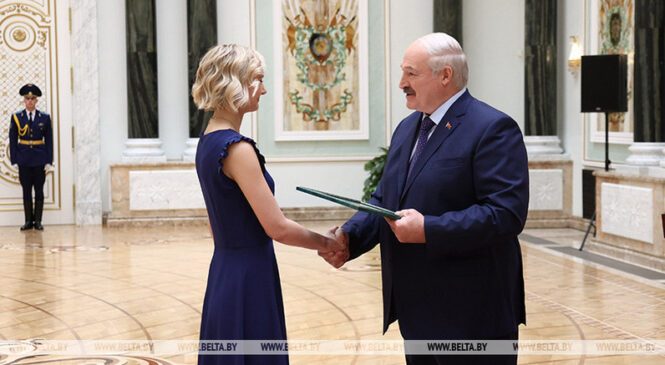 Вашы дасягненні натхняюць. Лукашэнка ўручыў узнагароды выпускнікам і выкладчыкам ВНУ