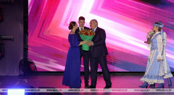 Лукашэнка на свяце выпускнікоў: разам мы будзем трымаць нашу краіну, нашу Радзіму ў нашых руках