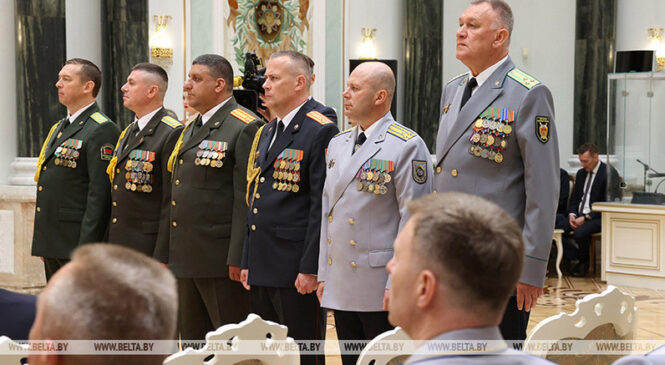 Лукашэнка ўручыў генеральскія пагоны вышэйшаму афіцэрскаму складу