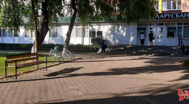 Фотафакт. Асфальт падсыпаны, лужына ліквідавана, а каля аптэкі на Кастрычніцкай — новыя лавачкі!