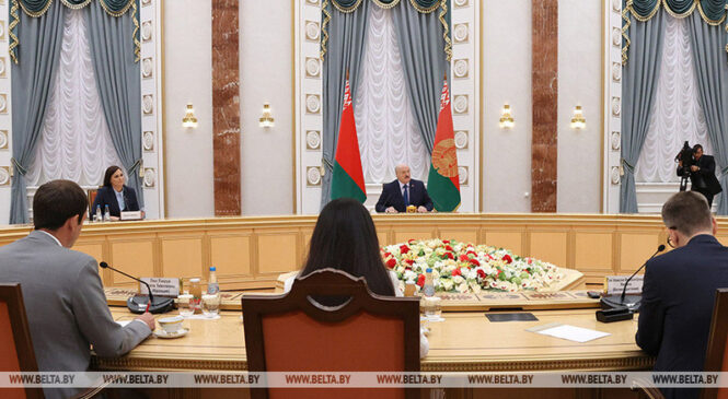 Лукашэнка: калі Захад не хоча, каб Расія перамагла ва Украіне, трэба сесці за стол і дамовіцца