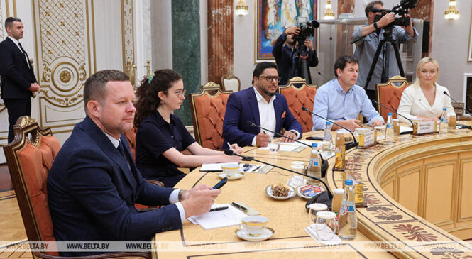 «Бамбічная прэс-канферэнцыя», «Кіруе жалезнай рукой». Што заходнія СМІ напісалі пра сустрэчу з Лукашэнкам