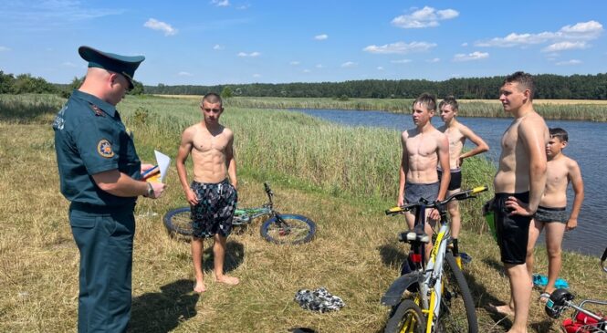 О безопасности при отдыхе у воды напомнили жителям района работники МЧС