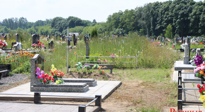 Праблемнае пытанне: хто павінен касіць траву на могілках у Слабудцы?