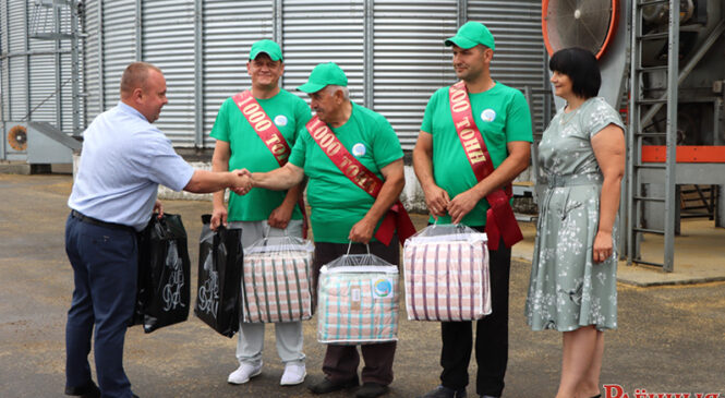 Машыністы з ААТ «Жураўлінае» прасушылі  тысячу тон зерня на ЗСК-37