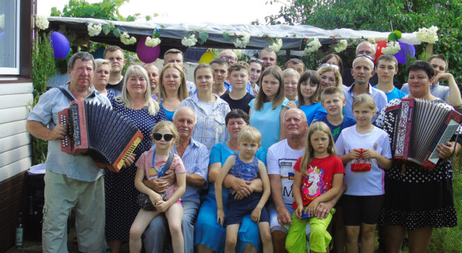 На злёт вялікай сям’і Касюкоў у Плябанцах сабраліся родзічы з розных куткоў Беларусі. Глядзіце і чытайце, як гэта было!