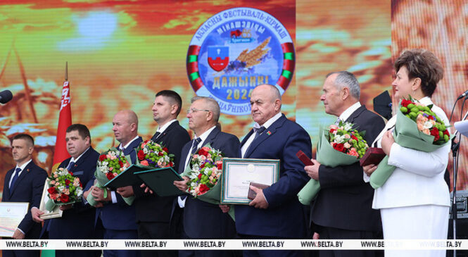 Лукашэнка на «Дажынках» у Мікашэвічах уручыў узнагароды работнікам АПК, якія найбольш вызначыліся