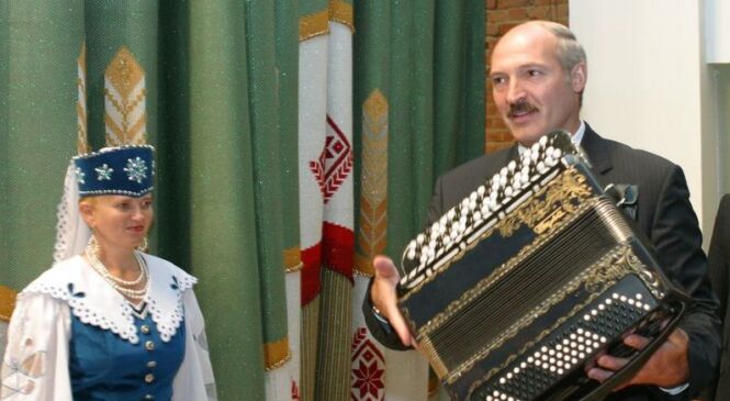 «Можа, ён ужо расстроіўся». Што Лукашэнка падарыў мясцоваму ДК на «Дажынках» у Пружанах больш як 20 гадоў таму