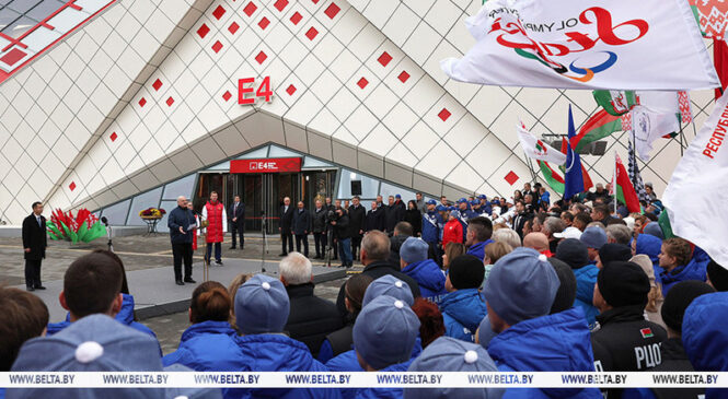 Такія падарункі — гонар для Беларусі. Лукашэнка афіцыйна адкрыў у Мінску басейн міжнароднага стандарту