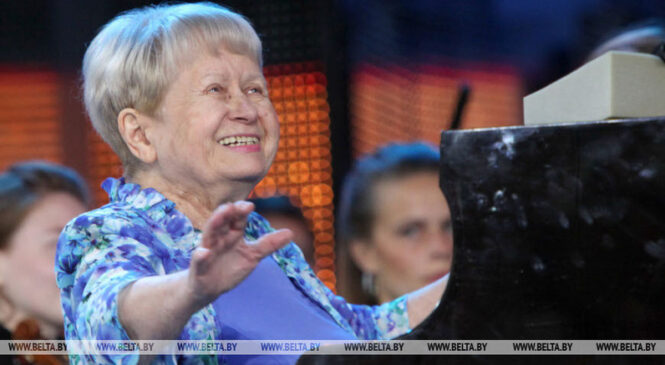 Кампазітар, народная артыстка СССР Аляксандра Пахмутава ўзнагароджана ордэнам Дружбы народаў