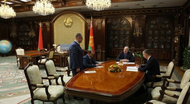 Лукашэнка ўзгадніў назначэнне новых кіраўнікоў у «Белнафтахім» і на «Беларуськалій»