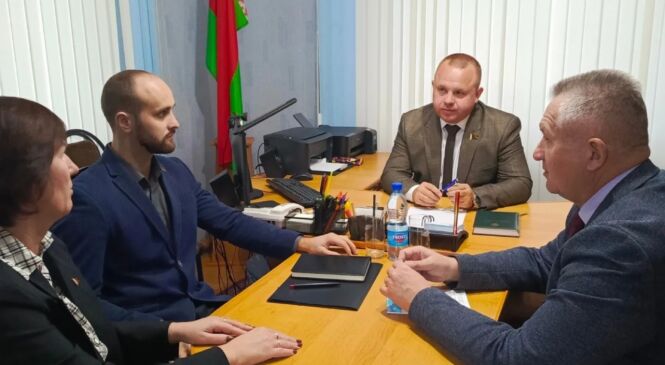 Выязны прыём грамадзян у Шанях і сустрэчу з калектывам ААТ «Шані-аграпрадукт» правёў член Савета Рэспублікі Аляксандр Пішч