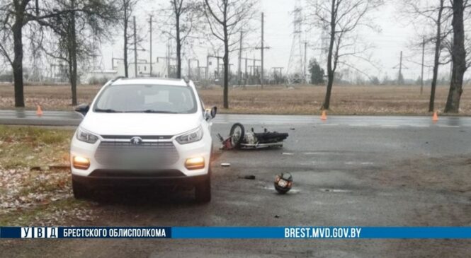 Матацыкліст сутыкнуўся з аўтамабілістам у Пружанах