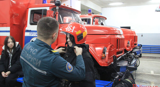Глядзець і нават апранаць дазваляецца! Пружанскі РАНС запрасіў школьнікаў на дзень адчыненых дзвярэй (+многа фота)