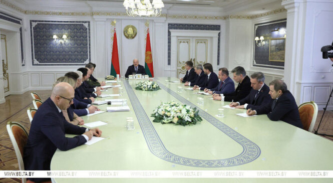 «Главное — не агитация, а обратная связь от народа». Александр Лукашенко провел встречу с доверенными лицами