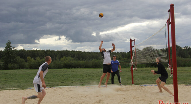 На берегу городского озера в Пружанах завершились открытые районные соревнования по пляжному волейболу, организатором которых выступил РФСК «Мухавец»