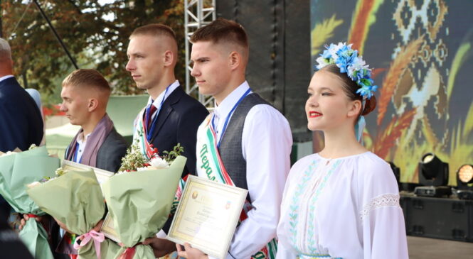 На абласным фестывалі «Дажынкі-2025» сярод узнагароджаных аграрыяў былі і прадстаўнікі ўстаноў прафесійнай адукацыі, у тым ліку 3 выкладчыкі і 14 навучэнцаў УА «Пружанскі дзяржаўны аграрна-тэхнічны каледж». Чым жа адзначыліся?