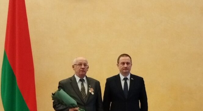 На гэтым тыдні Аляксандр Неміровіч атрымаў ад Прэм’ер-міністра Беларусі Аляксандра Турчына медаль «За працоўныя заслугі»