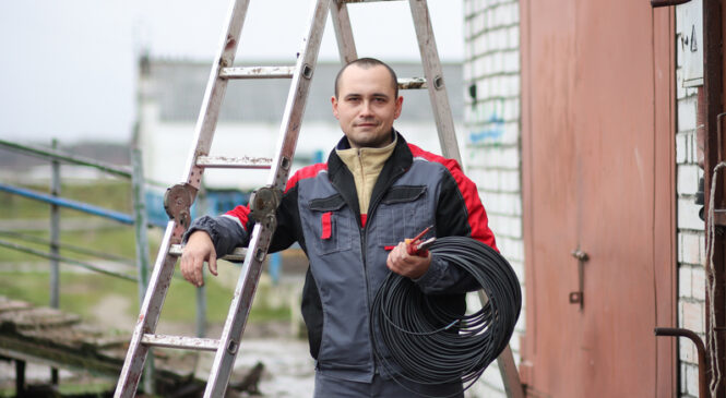 Тэхнік-электрык з ААТ «Ліноўскае» Ілья Ляўчук