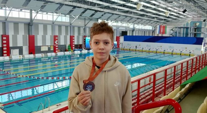Воспитанники СДЮШОР № 2 г. Пружаны проявили себя сразу на двух соревнованиях: в Бресте они вышли на дорожки международного турнира «Юность Беларуси», а в Минске приняли участие в пятом этапе открытого кубка спортивного клуба «Белый медведь» по плаванию «Битва спринтеров 2025-2026»