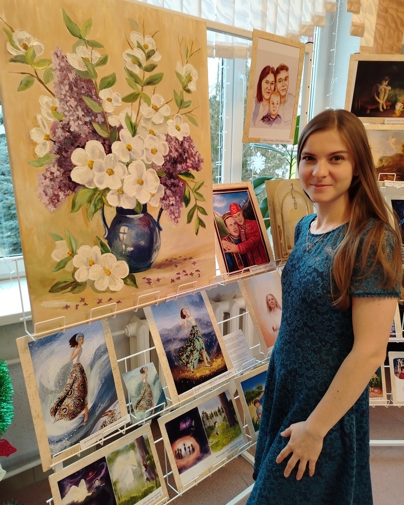 В холле центральной районной библиотеки им. М. Засима открылась первая персональная выставка молодой художницы Дарьи Карунас «Диалог с искусством»

Путь Дарьи к этому важному событию был долгим и витиеватым, а сама история зародилась там, где начинается бескрайнее небо. Юная девочка в 11 лет влюбилась в живопись в художественной школе города Чита. Потом были первые победы на областных конкурсах, триумфальные поездки в Новосибирск и Владивосток. И, наконец, звездный 2015-й — победа в общероссийском конкурсе «Юные дарования» с награждением в Москве. Затем юная художница окончательно покорила сердца жюри и завоевала звание лауреата на международном фестивале «Будущее планеты» в Санкт-Петербурге, где за 4 часа создала уникальное праздничное «Рождество».

Выставка продлится до 19 января 2026 года

🔎Подробнее читайте на нашем сайте budni.by