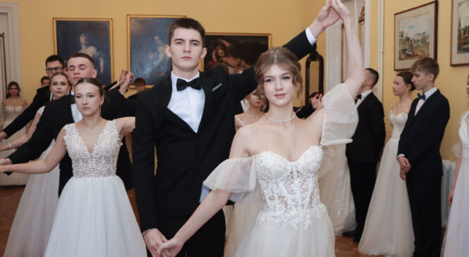 В музее-усадьбе «Пружанский палацик» прошел районный Рождественский бал учащейся молодёжи