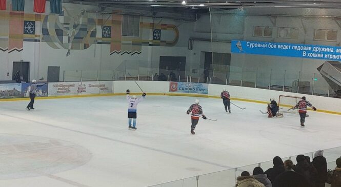 В Ледовом дворце г. Пружаны состоялся матч девятого тура любительской лиги Брестской области по хоккею с шайбой между командами «Пружанские киты» и «Секачи» (г. Береза).