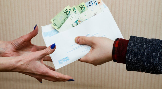 «Теневая маршрутка»: как дробят бизнес и платят зарплату в конвертах?