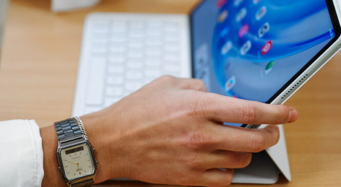 В Минске прошел форум о цифровых технологиях в модной индустрии. Молодежь училась работать с ИИ и планшетами