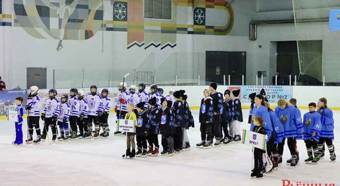 В Ледовом дворце г. Пружаны прошли областные соревнования среди детей и подростков по хоккею с шайбой на призы Президента Республики Беларусь «Золотая шайба»