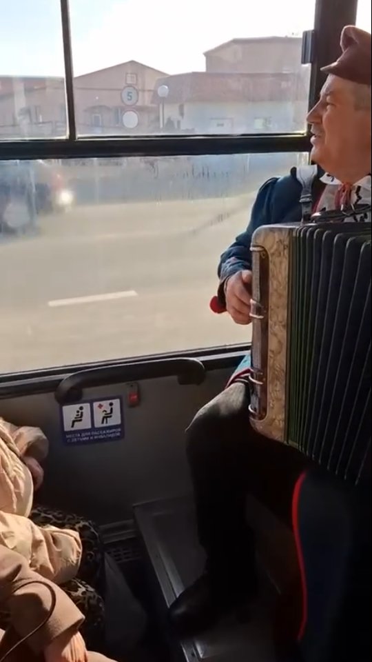 Музыкальный рейс № 6: Пружаны празднуют 8 Марта в движении! ✨🎶🚌

Вы уже слышали? Сегодня обычная поездка на автобусе № 6 превратилась в настоящий праздник! Музыка, звучащая в салоне, моментально поднимает настроение и заставляет улыбаться каждого пассажира.

Такой креативный подарок для жительниц нашего города подготовили отдел культуры и автобусный парк № 11 при поддержке отдела идеологической работы и по делам молодежи Пружанского райисполкома. 🤝🌷