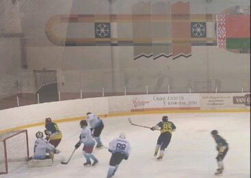 В Ледовом дворце города в рамках любительской лиги Брестской области по хоккею с шайбой «Пружанские киты» провели очередные два матча