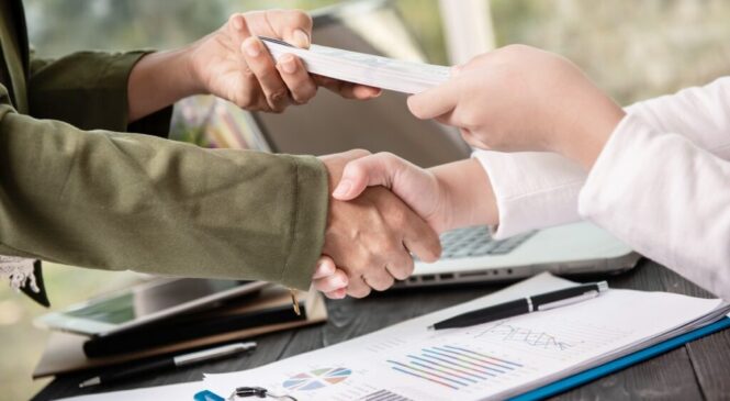 Белорусы больше не должны платить за советы по кредиту — подробности и штрафы