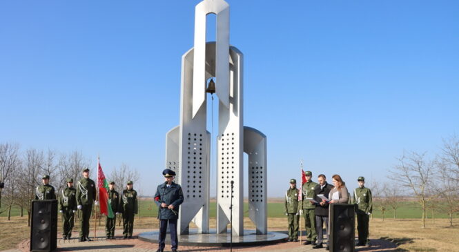 В воскресенье митинг в память о жертвах сожженных деревень прошел у братской могилы в населенном пункте Козлы