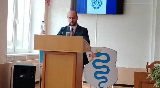 В 12-й сессии районного Совета депутатов 29-го созыва приняли участие представители руководства района, прокуратуры, руководители структурных подразделений райисполкома, районных служб, учреждений и организаций, а также председатели сельских Советов депутатов, Молодежного совета и другие приглашенные лица. Повестка дня включила ключевые вопросы: от итогов деятельности Совета депутатов за 2025 год до стратегических программ в сфере труда и бюджета